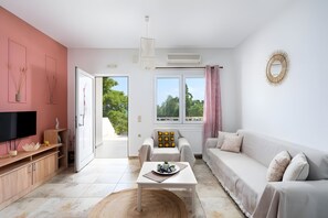 TV - Holiday Home 'Remvi House Sea and Mountains View' with Sea View, Wi-Fi and Air Conditioning (Sitia)
