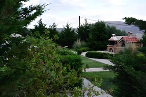 Property grounds - Holiday Home 'Remvi House Sea and Mountains View' with Sea View, Wi-Fi and Air Conditioning (Sitia)