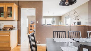 Apartamento, 3 quartos, para não fumantes, vista para o lago | OpçÔes para refeição