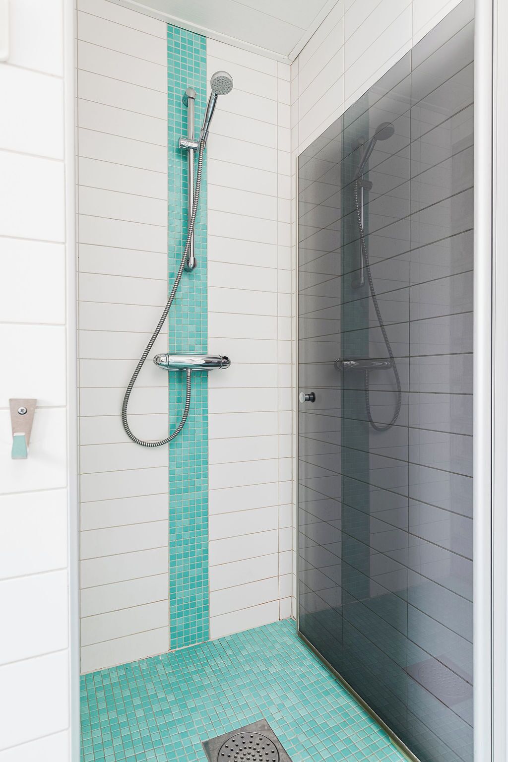 Ducha con puerta de cristal, cabezal de ducha lluvia y ducha de mano.