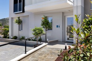 A modern building with a white facade, a metal railing, and potted plants. - 'Ponente' Apartment with Balcony, Wi-Fi and Air Conditioning (Santa Flavia)