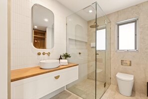 Dusche, Haartrockner, Handtücher