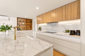 Kühlschrank, Mikrowelle, Ofen, Herdplatte