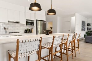 Fridge, microwave, oven, stovetop - Wild Shores - A wild coastal escape made for long days (Blairgowrie)