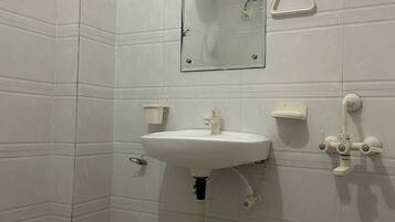 Superior Single Room | Bathroom | Shower, towels, soap, shampoo