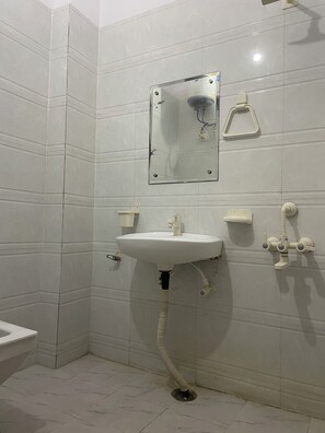 Superior Single Room | Bathroom | Shower, towels, soap, shampoo - Slate Majestic 1BHKs Sector 53 Noida (Noida)