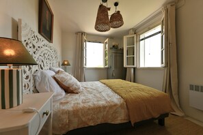 3 slaapkamers, een strijkplank/strijkijzer, gratis wifi, beddengoed