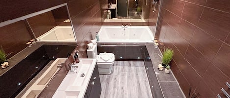 Douche, séchoir à cheveux, serviettes fournies, savon