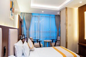 Phòng đôi Deluxe, quang cảnh thành phố | Két bảo mật tại phòng, bàn, khu vực làm việc phù hợp cho laptop 