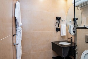 Máy sấy tóc, dép đi trong nhà, khăn tắm, xà phòng 