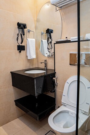 Máy sấy tóc, dép đi trong nhà, khăn tắm, xà phòng 
