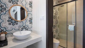Standard-Zweibettzimmer | Badezimmer | Dusche, Haartrockner, Bidet, Handtücher