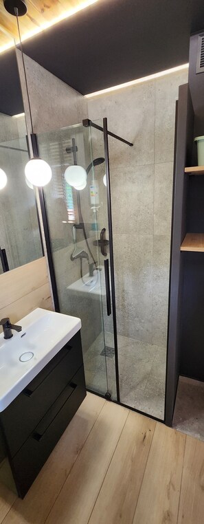 Secadora de cabello, toallas, jabón, papel de baño