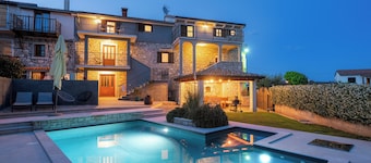 Holiday house with pool for 10 persons, 2 separate accommodation units,in Porec