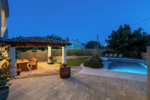 Outdoor dining - Holiday house with pool for 10 persons, 2 separate accommodation units,in Porec (Dračevac)