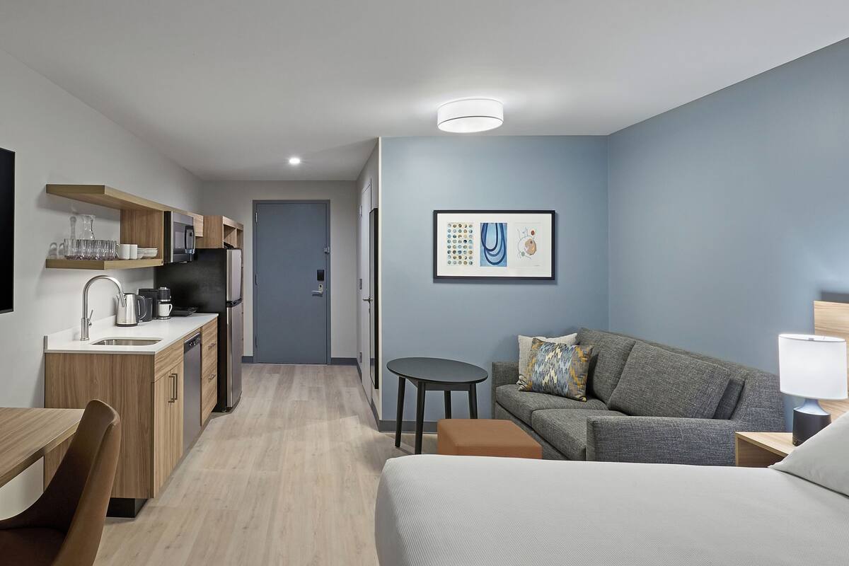 Suite, 1 cama King size y sofá cama (1 Bedroom) | Escritorio, espacio para trabajar con laptop y cortinas blackout