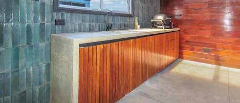 Réfrigérateur, four à micro-ondes, un four, surface de cuisson