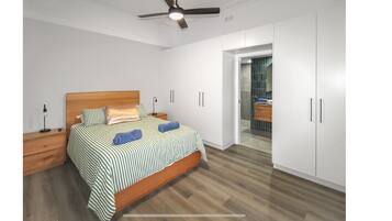 4 bedrooms, desk, free WiFi, bed sheets
