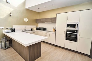 Frigorifero, microonde, forno, piano cottura