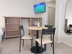 Perhestudio, näköala pihalle | Ruokailu