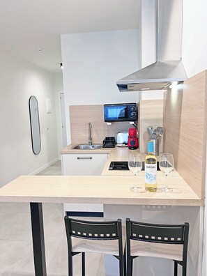 Premium-studio | Yksityinen keittiö | Minijääkaappi, mikroaaltouuni, keittoastiat/astiat/ruokailuvälineet
