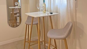 Basic Studio | Dining - Bogota Suites Apartamentos (Alicante)