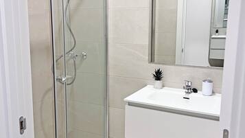 Estudio Premium | Baño | Regadera, secadora de cabello, toallas, jabón