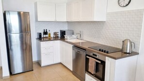 Private kitchen - Urban Penthouse Loft W Jacuzzi (Haifa)