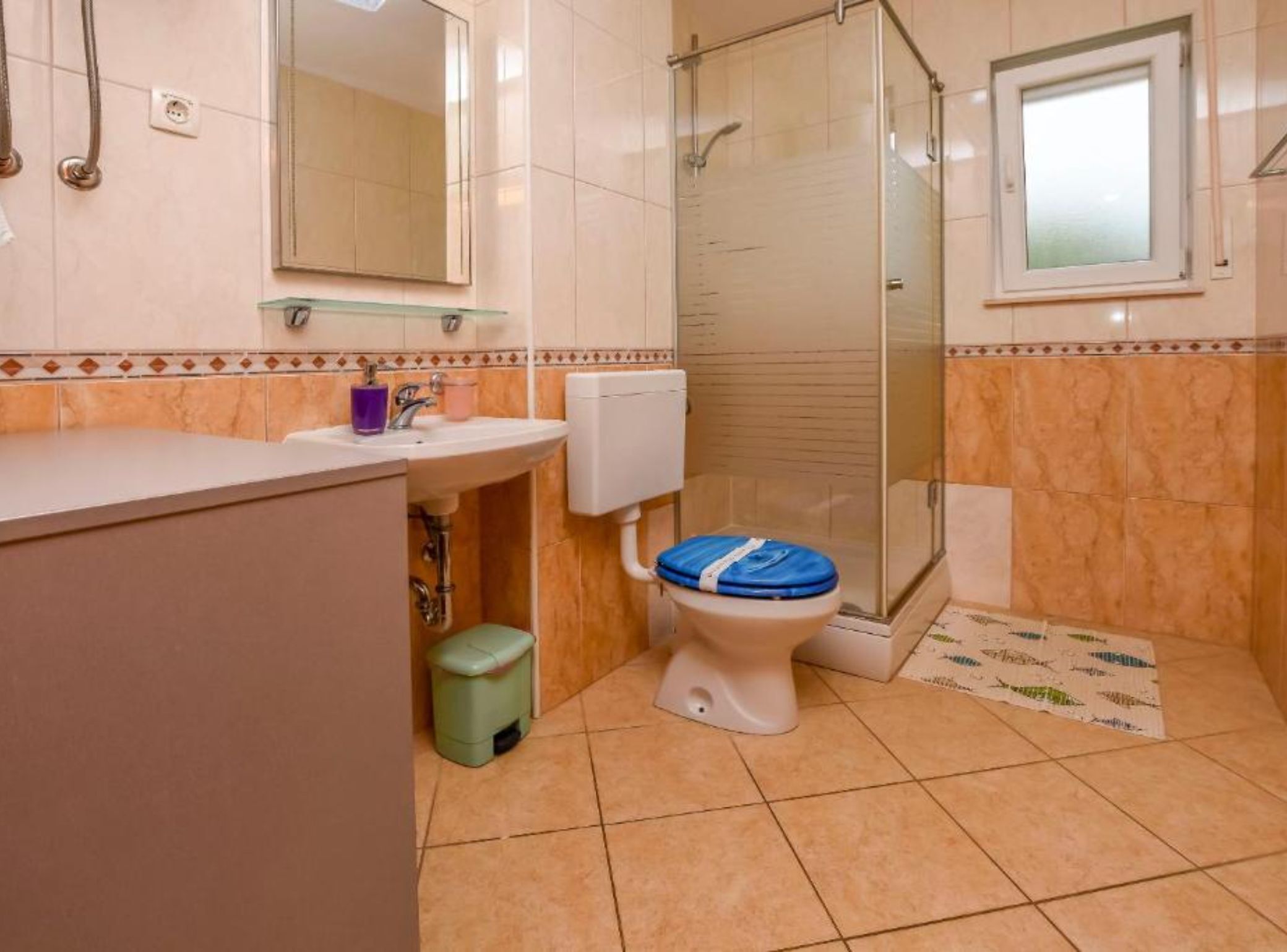 Apartment (Classic Comfort Two Bedroom Apartment) | Bathroom | Shower, towels