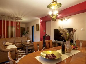 Căn hộ (Three Bedroom Apartment with Balcony) | Phòng khách | TV màn hình phẳng 32-inch có truyền hình kỹ thuật số 