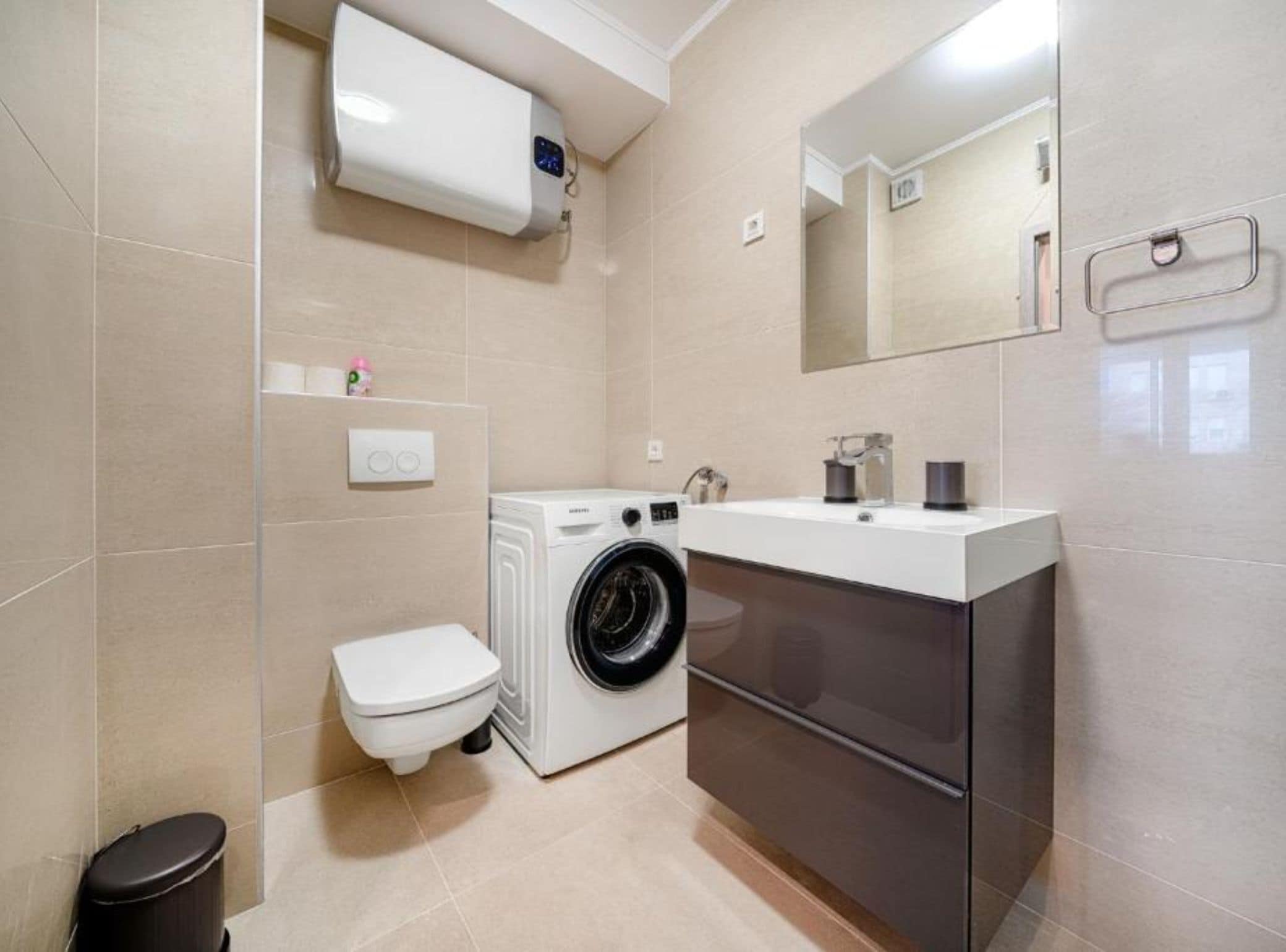شقة (One bedroom Apartment) | حمام | تجهيزات دش، مناشف