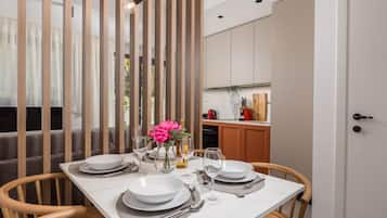 Leilighet (Classic One Bedroom Apartment with Ba) | Oppholdsrom | En 32-tommers Flatskjerm-TV med Parabol-TV