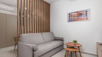 Huoneisto (Standard Apartment with Balcony) | Olohuone | 32–tuumainen taulutelevisio, jossa satelliittikanavat