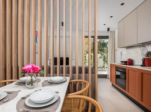 Apartment (One Bedroom Apartment with Balcony) | Dining room - Apartments Villa Mara With Pool (Omisalj)