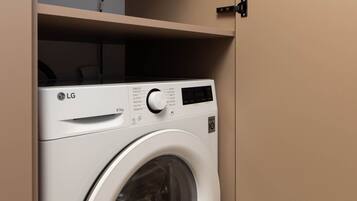 Apartment (Classic Apartment with Balcony) | Bathroom | Shower, towels