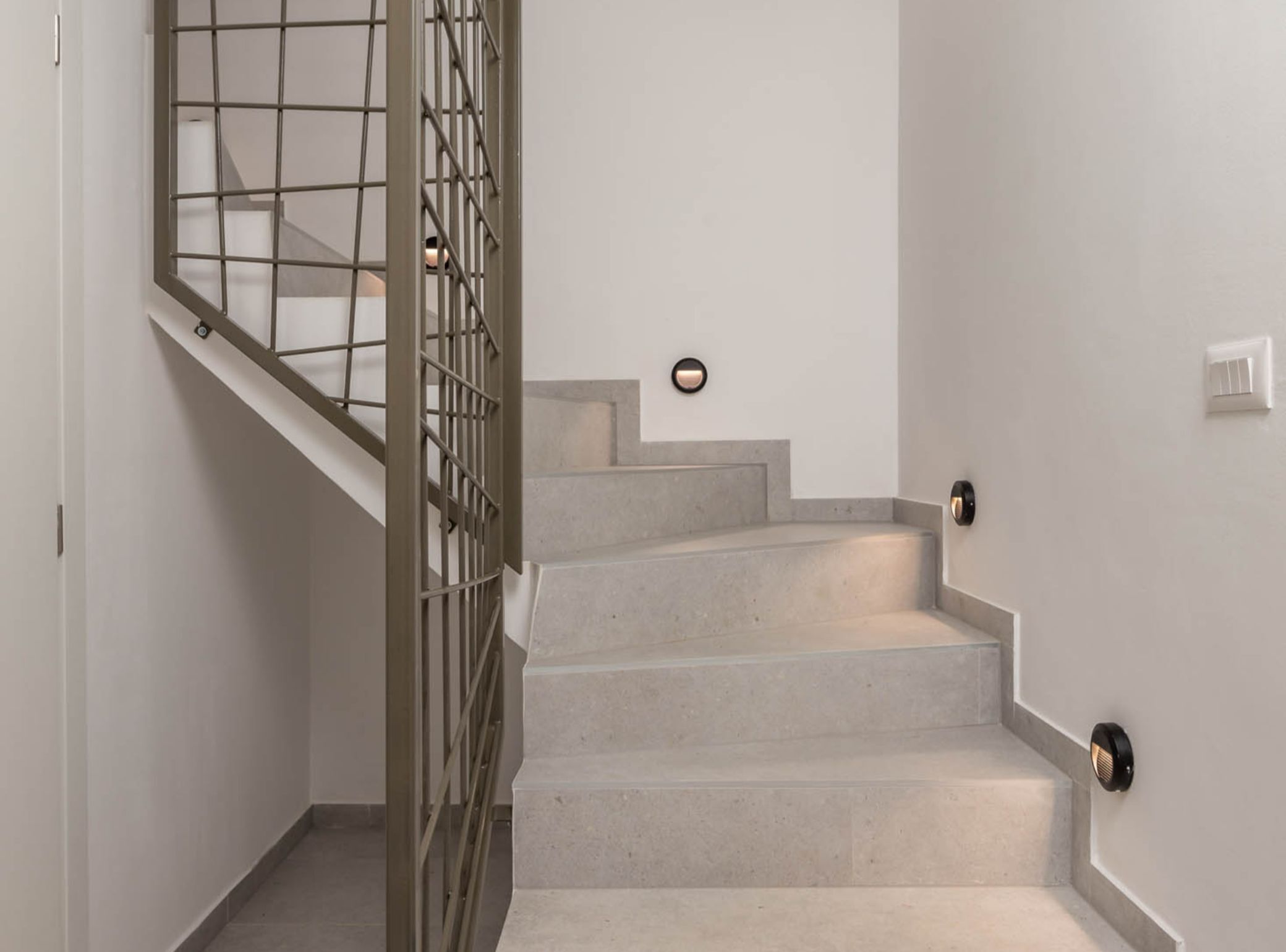 Huoneisto (Classic Apartment with Balcony) | Portaikko