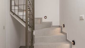 Huoneisto (Classic Apartment with Balcony) | Portaikko