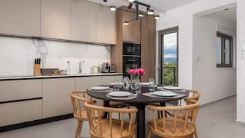 Apartment (Classic Apartment with Balcony) | Private kitchen | Fridge