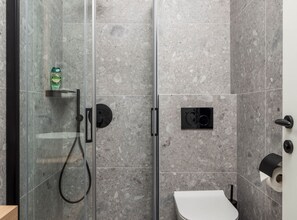Apartment (Classic Apartment with Balcony) | Bathroom | Shower, towels - Apartments Villa Mara With Pool (Omisalj)