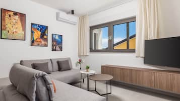 Apartamento (Classic Apartment with Balcony) | Sala de estar | TV de tela plana 32 polegadas com canais via satélite