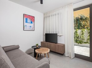 Apartment (One Bedroom Apartment with Balcony) | Living room | 32-inch flat-screen TV with satellite channels - Apartments Villa Mara With Pool (Omisalj)