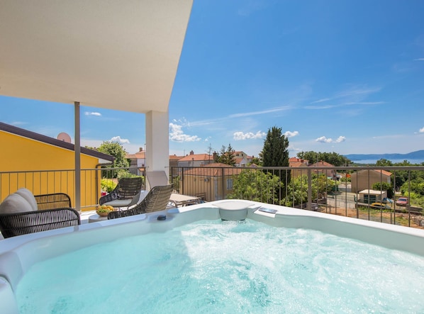 Apartment (Classic Apartment with Balcony) | Private spa tub - Apartments Villa Mara With Pool (Omisalj)
