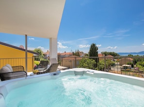 Apartment (Classic Apartment with Balcony) | Private spa tub