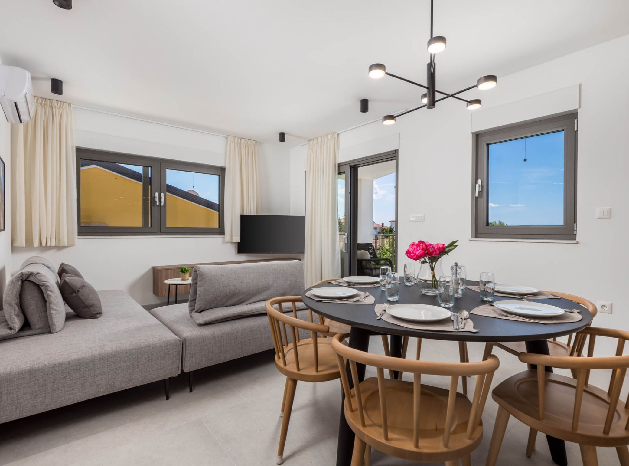 아파트 (Classic Apartment with Balcony) | 거실 | 위성 채널 시청이 가능한 32인치 평면 TV