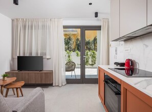 Appartement (Standard Apartment with Balcony) | Woonkamer | Een 32-inch flatscreentelevisie met satellietzenders