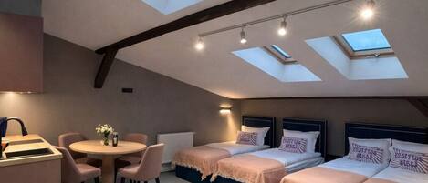 Suite estudio Confort | Espacio para trabajar con laptop, cortinas blackout y insonorización