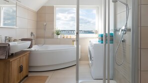 Shower, hair dryer, towels - Nothing Beats the Sea – 2-Bedroom Apartment for 5 with Harbor View in Kappeln (Kappeln)