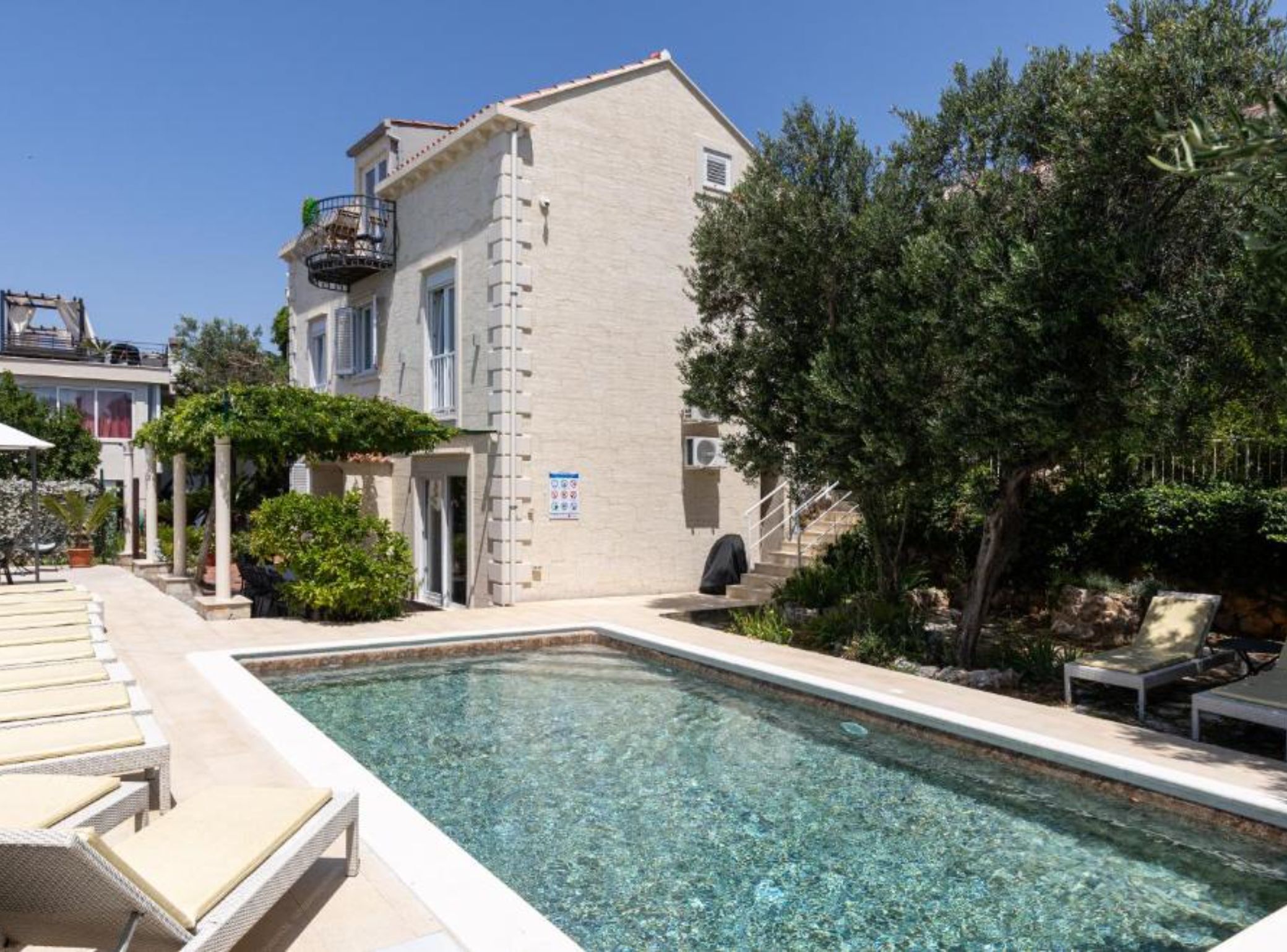 Apartamento (Three Bedroom Apartment with Sea View) | Piscina externa | Piscina externa sazonal, guarda-sóis, espreguiçadeiras