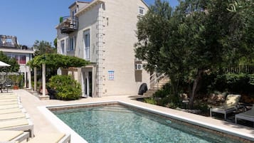 Apartamento (Three Bedroom Apartment with Sea View) | Piscina externa | Piscina externa sazonal, guarda-sóis, espreguiçadeiras