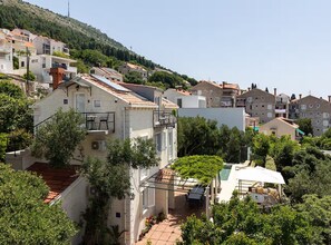 A residential area with terraced houses, a swimming pool, and lush greenery. - Deluxe Apartment Marghareta (Dubrovnik)